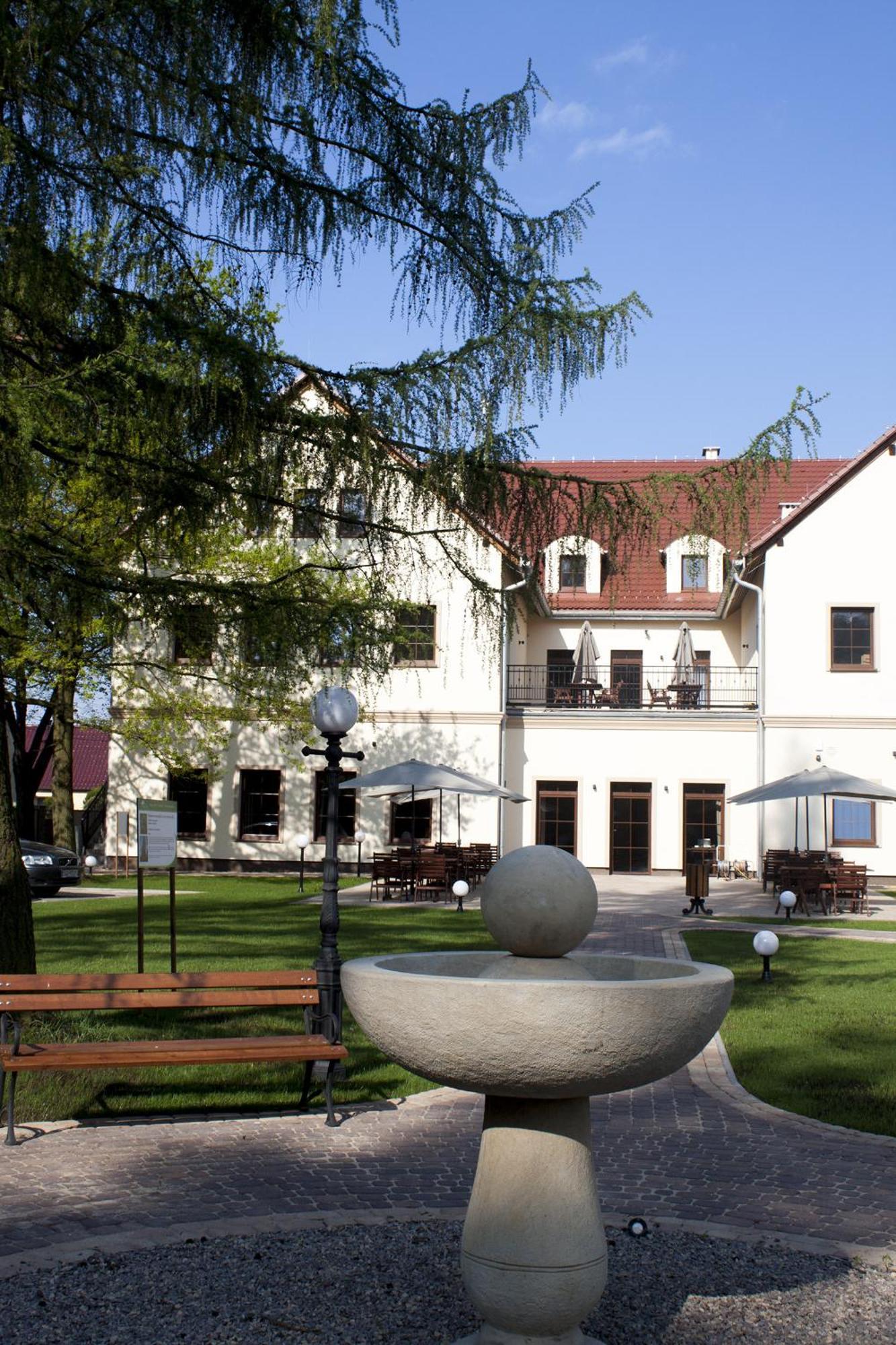 Hotel Modrzewiowy Dwor Gliwice Bagian luar foto